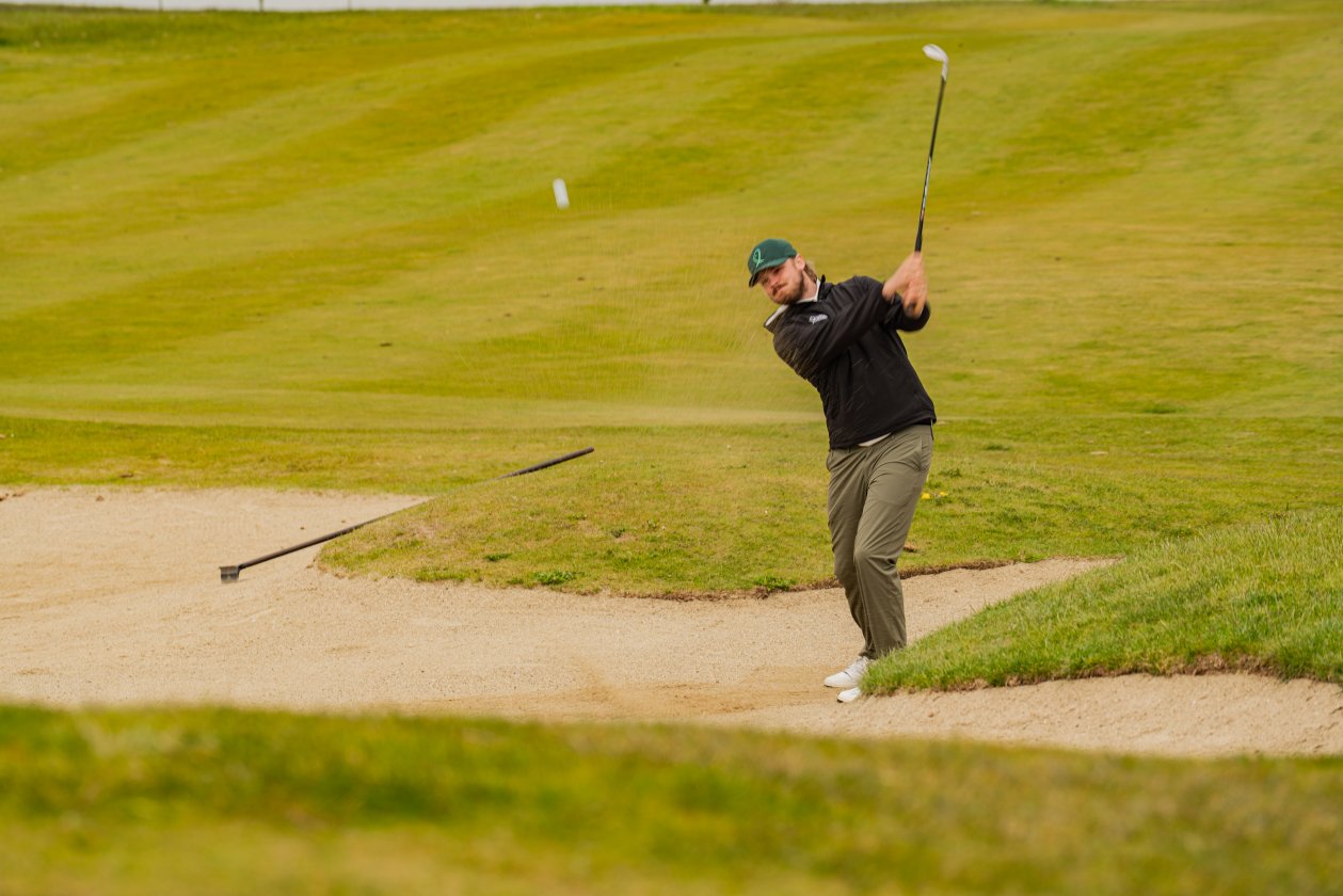 Golfspiller slår ud af en bunker