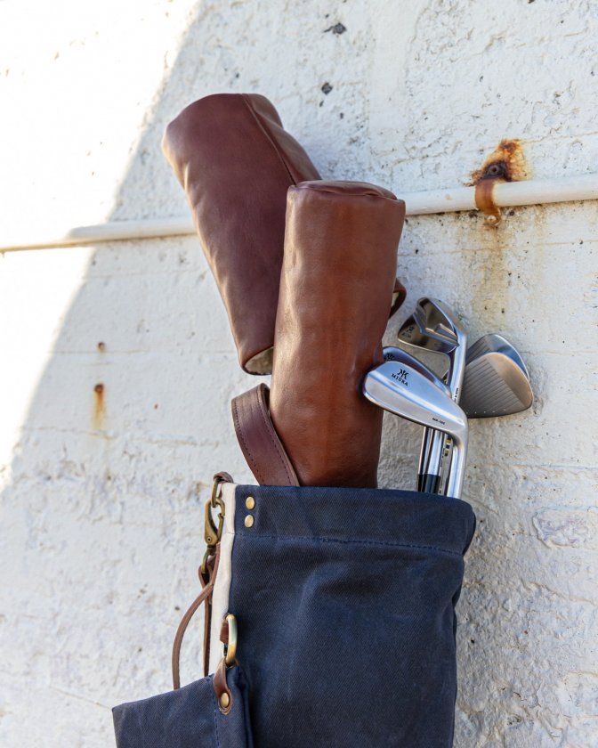 Pine Coast headcovers i læder og jernkøller i en bærebag af vokset canvas